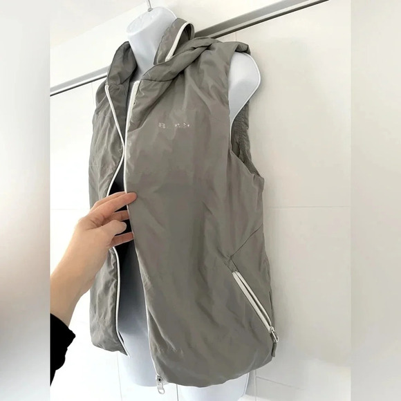 Bench/ Light grey vest/ Hidden zippered hood/ Size US X/L - Picture 3 of 16